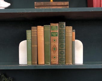 Conjunto personalizable de libros de ficción clásicos: selecciona 8 títulos según el color y el género.