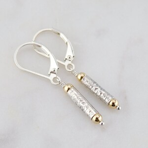 Delicate Silver Tube Earrings, Mixed Metal Lever-back Earrings, Minimalist Two Tone Jewelry 画像 5
