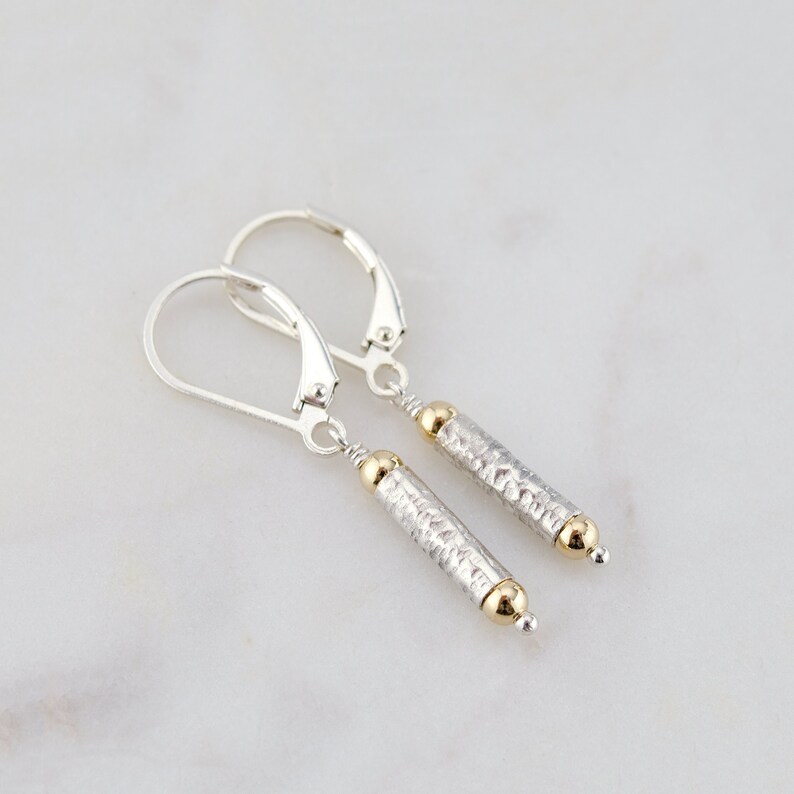 Delicate Silver Tube Earrings, Mixed Metal Lever-back Earrings, Minimalist Two Tone Jewelry 画像 5