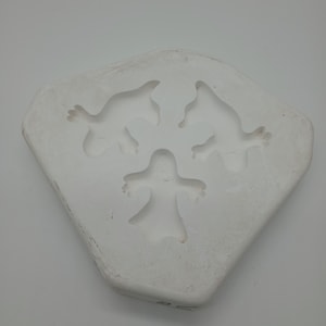 Peut inclure: Moule en céramique blanche avec trois formes de fantômes. Le moule est en forme de diamant.