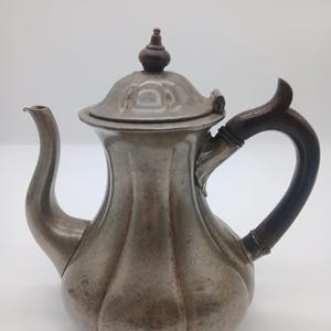 Antyczny dzbanek do kawy i herbaty Sheffield Britannia w stylu osmańskim James Dixon & Sons z lat 50. XIX wieku, z drewnianym uchwytem i zwieńczeniem, nr 1004, indywidualny, kawalerski