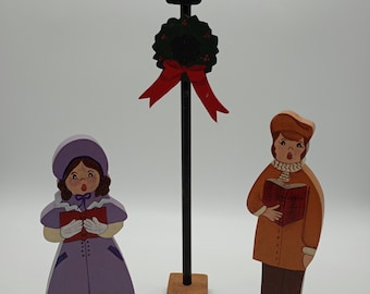 Vintage Carved Wood Victorian Christmas Carolers Singers Lamp Post Wreath Figures Hand Painted Folk Art Mantel Winter Scene Decor Set