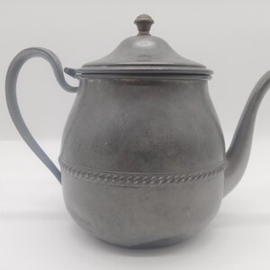 Vintage theepot uit de jaren 1950 van echt tin, MCM (Mid-Century Modern), met een eikelvormige knop en een gedraaide kralenband.
