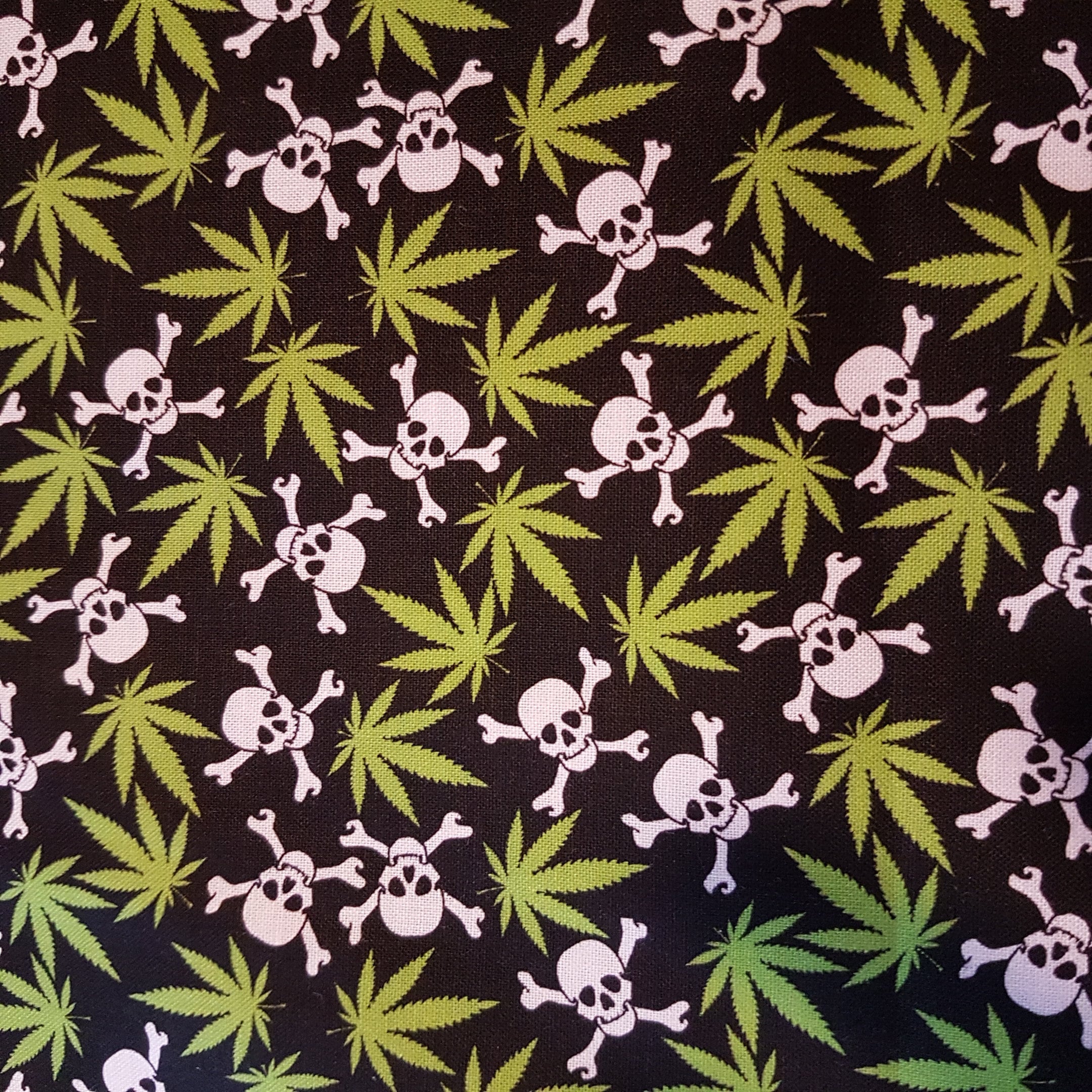 Tissu Coton Imprimé Feuilles De Cannabis/marijuana - 1 Yard (0.91m) - Marque Michael Miller