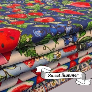 Könnte beinhalten: Stapel Stoff mit einem farbenfrohen Sommerfrucht-Druck mit Wassermelonen, Erdbeeren und Blaubeeren. Der Stoff ist gefaltet und die unterste Schicht hat ein blaues und weißes Fliesenmuster. Der Text "Sweet Summer" ist auf einem weißen Band geschrieben.