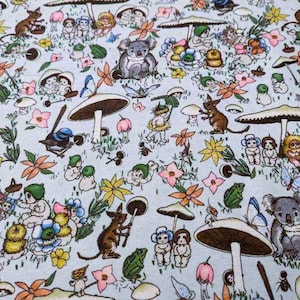 Może przedstawiać: Niebieska i biała tkanina z fantazyjnym wzorem przedstawiającym wróżki, grzyby, koale, motyle i inne leśne stworzenia. Tkanina idealnie nadaje się do projektów rękodzielniczych, patchworku i dekoracji domu.