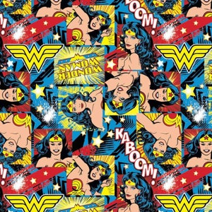 Peut inclure: Un motif coloré de style bande dessinée mettant en scène Wonder Woman. Le motif comprend des images de Wonder Woman dans différentes poses, ainsi que les mots "Wonder Woman", "Ka-Boom!" et "Zoom!" L'arrière-plan est un mélange de rouge, de bleu, de jaune et de noir.