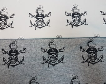 Puede incluir: Dos piezas de tela con un patrón repetido de una calavera y huesos cruzados en blanco y negro con un ancla. La tela de arriba es blanca y la tela de abajo es gris.
