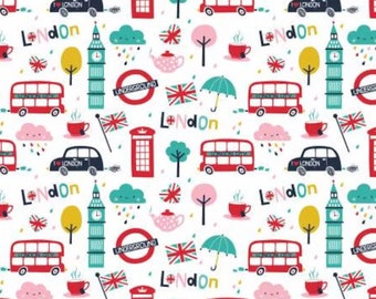 Tessuto in flanella London Charm: icone britanniche su bianco, tagliato su misura