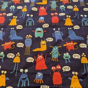 Tkanina flanelowa Boo Monster na tkaninie flanelowej w kolorze granatowym, ciętej na wymiar