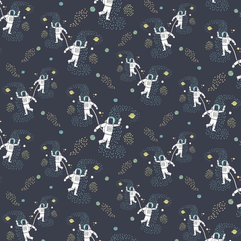Puede incluir: Un patr&oacute;n sin costuras con astronautas blancos flotando en el espacio. El fondo es azul oscuro con estrellas y planetas blancos, amarillos y azules.