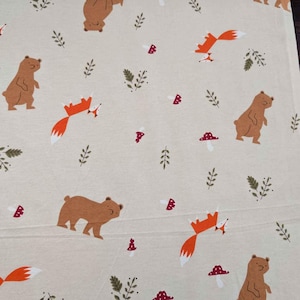 Tela de franela de algodón con estampado de animales del bosque en beige, con osos y zorros del bosque