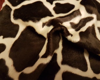 Giraffmönstrat fuskpälsvelboatyg: Beige och brun polyester, 153 cm brett