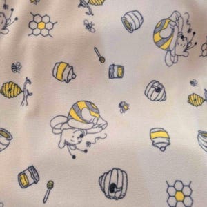 Springs Creative, Winnie the Pooh, Honeybee Toss, Tessuto anti-pilling Polar tagliato su misura, Tessuto per coperte, Pile marrone chiaro, CP80136