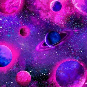 Puede incluir: Una galaxia vibrante de color p&uacute;rpura y rosa con m&uacute;ltiples planetas y estrellas. Los planetas son azules y rosas con un efecto acuarela. El fondo es de un p&uacute;rpura oscuro con una nebulosa rosa claro.