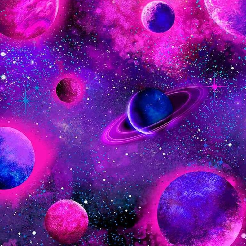 Puede incluir: Una galaxia vibrante de color p&uacute;rpura y rosa con m&uacute;ltiples planetas y estrellas. Los planetas son azules y rosas con un efecto acuarela. El fondo es de un p&uacute;rpura oscuro con una nebulosa rosa claro.