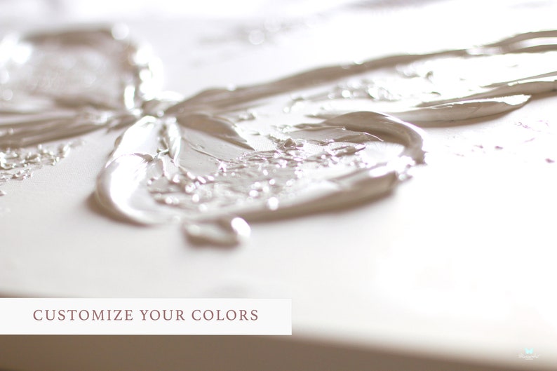 Op de afbeelding: Close-up van een wit, getextureerd verfdesign op een canvas. De verf is dik en heeft een 3D-effect. De tekst "CUSTOMIZE YOUR COLORS" staat onderaan de afbeelding.