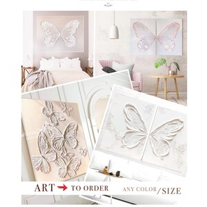 Op de afbeelding: Drie verschillende wandkunstontwerpen met witte vlinders op een textuur achtergrond. De ontwerpen zijn verkrijgbaar in elke kleur en maat. De tekst "Butterfly Tenderness" staat bovenaan de afbeelding.