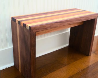 Banc d'entrée fait main en noyer massif : rangement de chaussures minimaliste