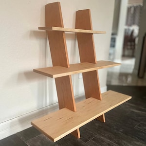 Here our gravity shelf is leaning against a white wall.