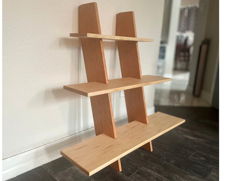 Here our gravity shelf is leaning against a white wall.