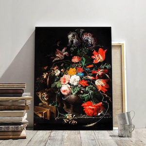 Puede incluir: Una pintura de bodegón que representa un jarrón lleno de una variedad de flores coloridas, incluyendo tulipes rojas, rosas blancas y flores amarillas. Un gato está encaramado en una caja de madera en primer plano, mirando al espectador.