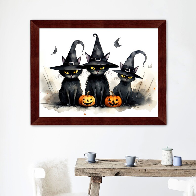 K&ouml;nnte beinhalten: Drei schwarze Katzen mit Hexenh&uuml;ten und orangefarbenen K&uuml;rbissen. Ein Aquarellbild mit Halloween-Motiven.