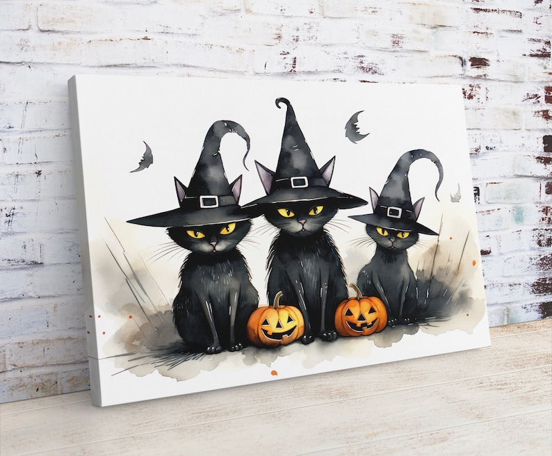 K&ouml;nnte beinhalten: Drei schwarze Katzen mit Hexenh&uuml;ten und K&uuml;rbissen in Form von Jack-o'-Lantern. Aquarellmalerei.
