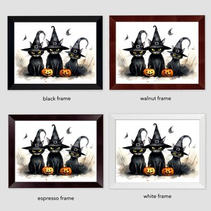K&ouml;nnte beinhalten: Drei schwarze Katzen mit Hexenh&uuml;ten und orangefarbenen K&uuml;rbissen. Aquarellgem&auml;lde in einem schwarzen, Nussbaum-, Espresso- oder wei&szlig;en Rahmen.