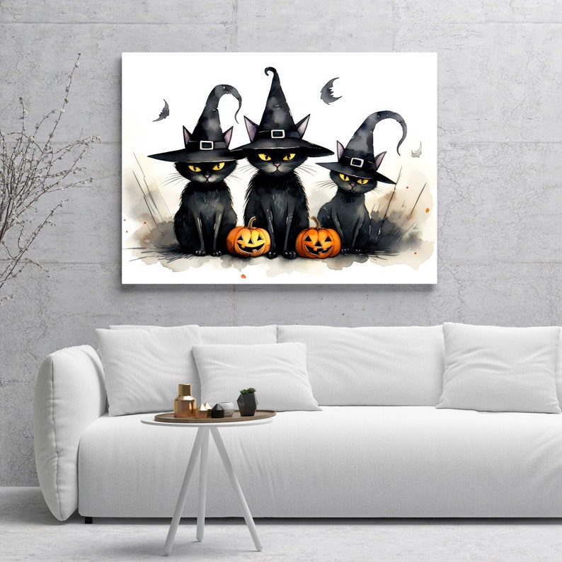 K&ouml;nnte beinhalten: Drei schwarze Katzen mit Hexenh&uuml;ten und orangefarbenen Jack-o'-Lantern-K&uuml;rbissen. Die Katzen sitzen auf einem wei&szlig;en Hintergrund mit Aquarellspritzer.