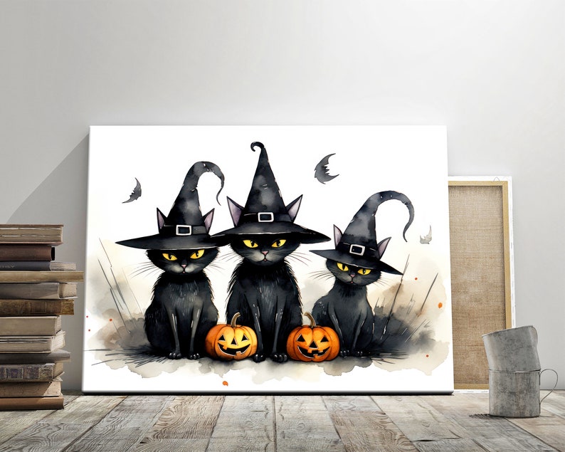K&ouml;nnte beinhalten: Drei schwarze Katzen mit Hexenh&uuml;ten und K&uuml;rbissen in Form von Totenk&ouml;pfen. Aquarellmalerei auf wei&szlig;em Hintergrund.