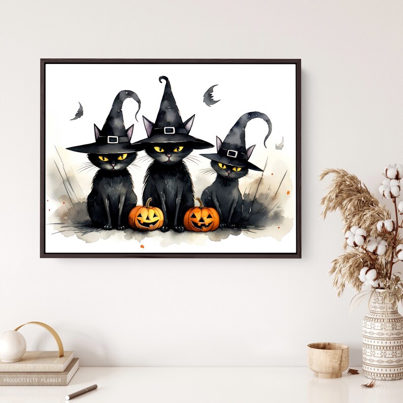 K&ouml;nnte beinhalten: Drei schwarze Katzen mit Hexenh&uuml;ten und orangefarbenen K&uuml;rbissen. Ein Aquarellbild mit Halloween-Motiven.