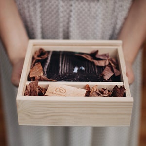 Cajas para fotos 15x10 cm y pendrive, madera de pino. Personalizado al láser