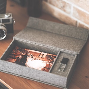 Caja de lino para fotografías y memoria USB. Personalizadas con nombres o fecha de la boda