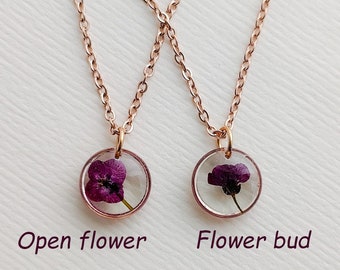 Collier violet, petit collier de fleurs pressées 10 mm, or ou argent, collier en résine délicat, collier de fleurs de naissance de février