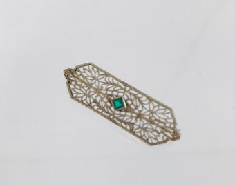 Edwardiaanse 14K witgouden filigraanbroche met smaragdgroene chip