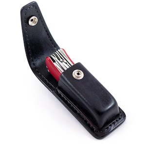 Custodia in pelle nera realizzata per Victorinox Work Champ, custodia in pelle personalizzata con passante per cintura, parte superiore chiusa con bottone a pressione