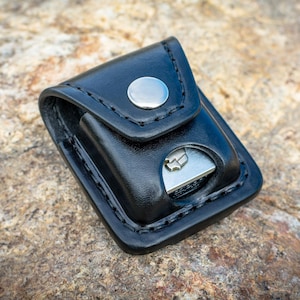 Estuche de cuero negro para encendedor Zippo, bolsa de cuero personalizada con trabilla para cinturón, parte superior cerrada con botón a presión