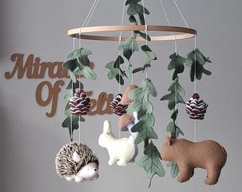 Móvil infantil con temática de bosque, con oso, erizo y conejito, de fieltro. Decoración para la habitación del bebé.