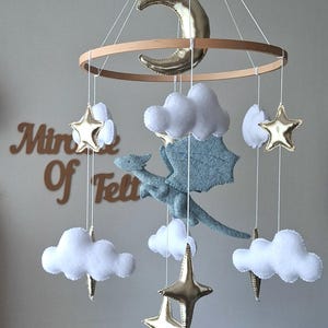 Móvil de bebé con dragón volador de fieltro, estrellas doradas y luna. Decoración colgante de fantasía para habitación infantil. imagen 6