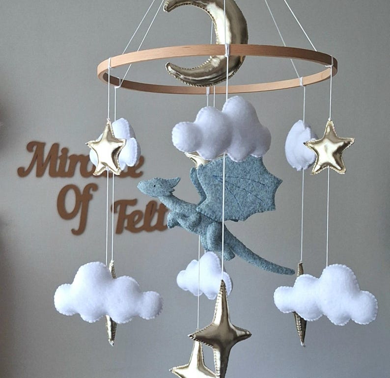 Móvil de bebé con dragón volador de fieltro, estrellas doradas y luna. Decoración colgante de fantasía para habitación infantil. imagen 6