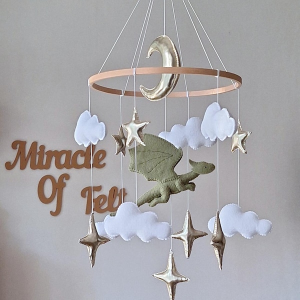Móvil infantil de dragón de fieltro verde: decoración colgante de fantasía para habitación infantil con luna y estrellas.