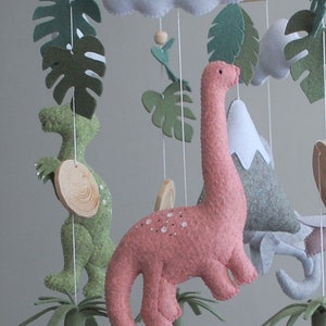 Móvil de dinosaurio Bebé niña vivero móvil, Dino móvil de fieltro, decoración de vivero tropical, móvil colgante, regalo de baby shower, regalo de mamá esperando imagen 6