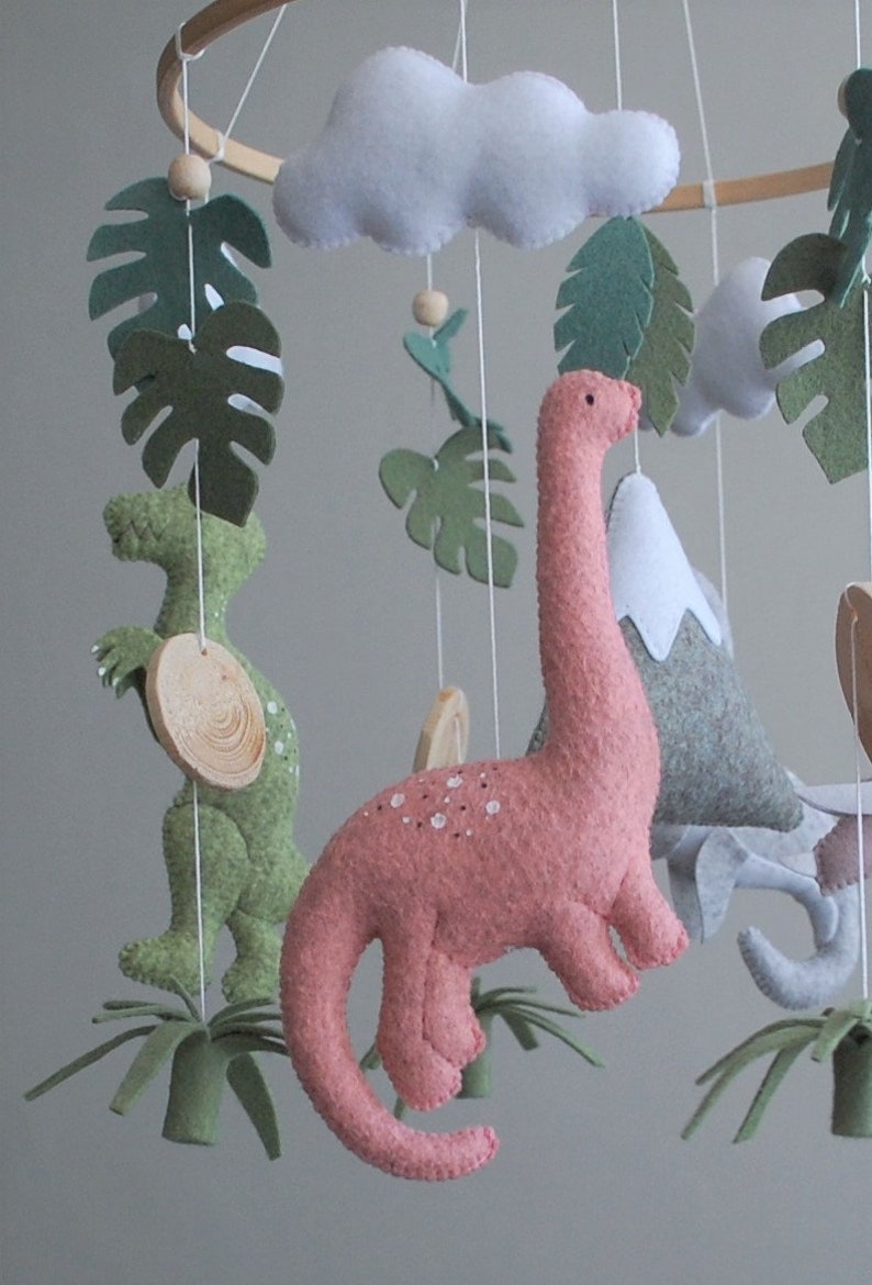 Móvil de dinosaurio Bebé niña vivero móvil, Dino móvil de fieltro, decoración de vivero tropical, móvil colgante, regalo de baby shower, regalo de mamá esperando imagen 6