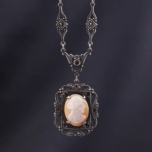 Collar vintage de plata con camafeo