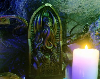 Cthulhu Altar Statue: Lovecraftian Ash Wood Carving