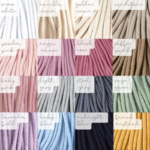 Pu&ograve; includere: Una collezione di 12 cordoncini di cotone in vari colori, tra cui bianco neve, crema vaniglia, crema dorata, arenaria, rosa cipria, malva magico, rosa blush, vortice di caff&egrave;, rosa baby, grigio chiaro, grigio acciaio, verde salvia, campo di lavanda, blu baby, blu notte e senape francese.