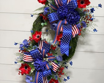 愛国的な花のリース、アメリカの装飾、7月4日のデザイン、夏のアレンジメント、苔のリース装飾