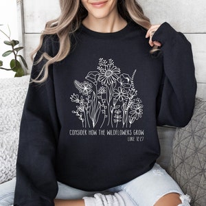 Betrachten Sie, wie die Wildblumen wachsen Luke 12: 27 Sweatshirt, religiöse Frauen Top, Lieblings-Bibel-Zitat-Sweatshirt, Kirchen-Gruppen-Geschenk