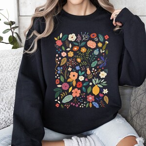 Vintage Floral Sweatshirt, Women&#39;s Floral Sweatshirt, Boho Style Flower Shirt, Retro Gift Sweatshirt, Nature Lover Forest Sweatshirt